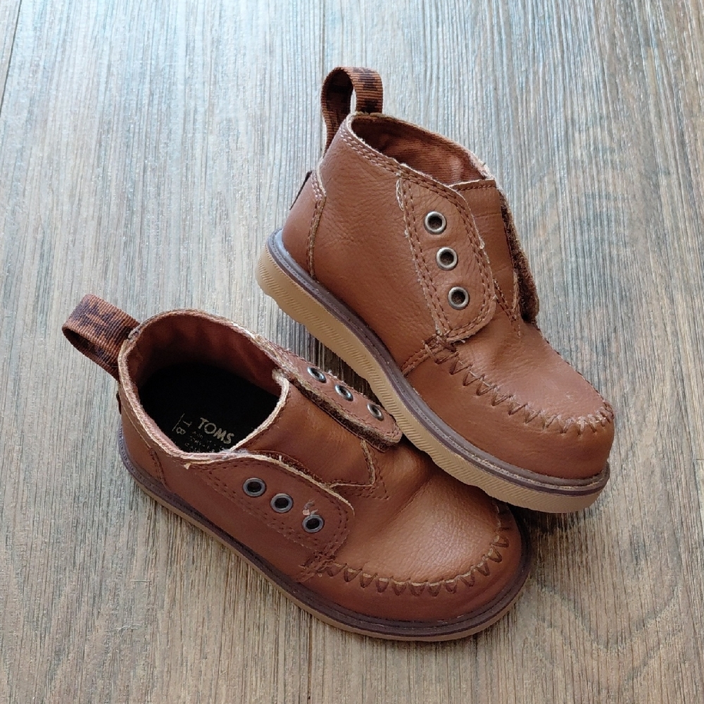 TOMS ~ Tolder Boys Size 8 ~ Brown Slip-on Chukka Boots